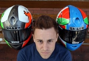 Efrén posa junto a dos cascos en un rincón de Bilbao. ::
JORDI ALEMANY