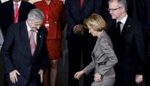 Jean Claude Trichet, Elena Salgado y Olli Rhen se colocan para la foto de familia. ::
EFE