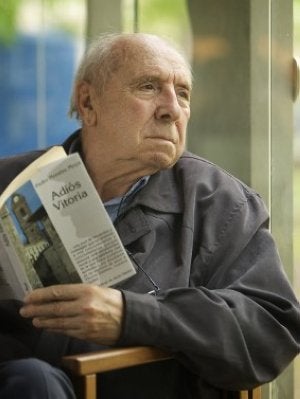 Morales Moya posa con un ejemplar de su libro. :
RAFA GUTIÉRREZ