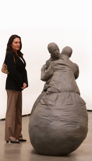 Cristina Iglesias contempla en el Guggenheim una obra de su marido, Juan Muñoz. ::
LUIS ÁNGEL GÓMEZ