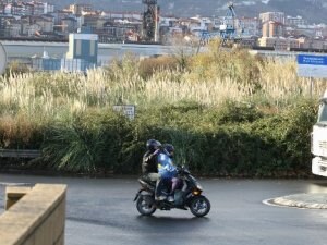 Dos personas circulan en motocicleta ante los terrenos de la Vega de Lamiako. ::
P. URRESTI