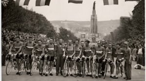 Salida de la Vuelta a España de 1956 desde los aledaños de la Plaza del Sagrado Corazón de Bilbao. ::                             EL CORREO