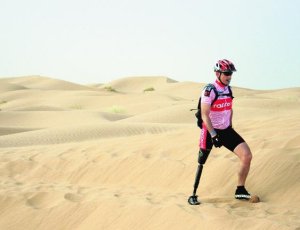 Llátser recorrió 500 kilómetros de desierto en 37 horas. En algún tramo de dunas tuvo que calzarse una prótesis. ::                             TITAN DESERT