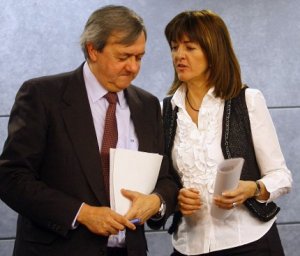 Carlos Aguirre charla con Idoia Mendia tras una comparecencia en Vitoria. ::
JESÚS ANDRADE