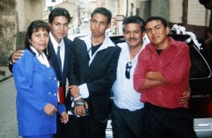 Fotografía de una celebración familiar de los Apaza. A la derecha, el joven fallecido, Adrián, junto a su padre, Augusto. En el centro, Rodrigo, que permanece ingresado en el hospital de Cruces. A la izquierda aparece la madre de ambos, Emma, junto a otro pariente. ::                             E. C.