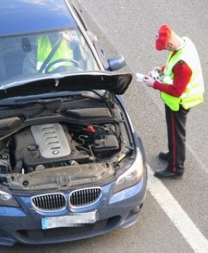 Cogido. Un ertzaina multa a un conductor que llevaba inhibidor. ::
L. C.