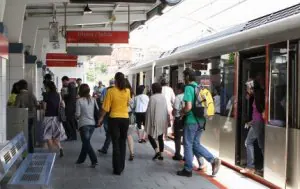 Usuarios del metro transitan por la estación de metro de Sopelana. ::
PEDRO URRESTI