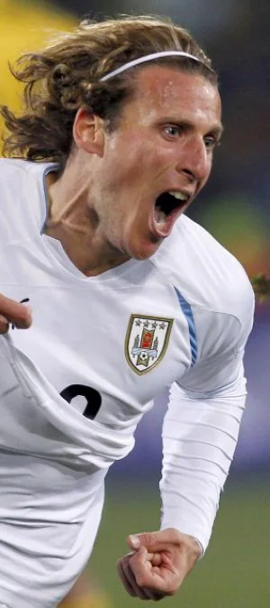 Diego Forlán firmó dos de los tres goles de Uruguay. ::                             REUTERS