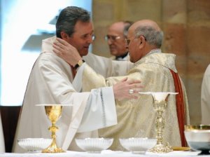 Mario Iceta abraza a Monseñor Blázquez en la despedida de éste como Obispo de Bilbao. ::
FERNANDO GÓMEZ