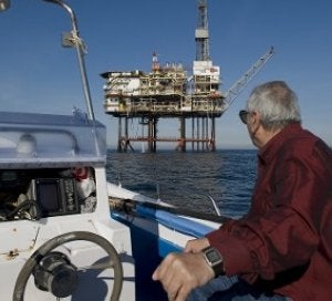 Un pescador observa la plataforma de la Gaviota. ::                             IGNACIO PÉREZ