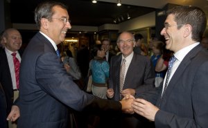 Patxi López y el diputado general de Vizcaya, José Luis Bilbao, bromean antes de comenzar la conferencia que ofreció ayer el lehendakari. ::                             IGNACIO PÉREZ