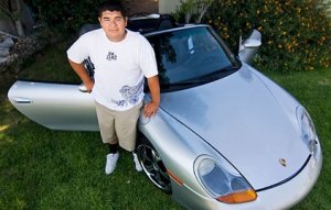 Steven Ortiz posa con su última adquisición, un flamante Porsche a cero euros.  ::                             SGVN