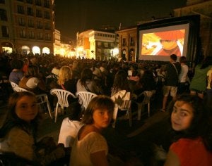 La Plaza de España, en Avilés, se transforma todos los veranos en un gigantesco cine al aire libre. ::                             TANIA JUAN