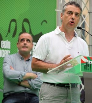 Iñigo Urkullu y Joseba Egibar, durante el mitin de Zarautz del pasado viernes. ::
NAGORE IRAOLA