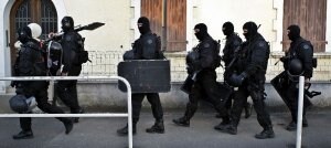 Policías franceses intervienen en Bayona en la operación antiterrorista que permitió la captura de Mikel Karrera, jefe militar de ETA. ::                             EFE