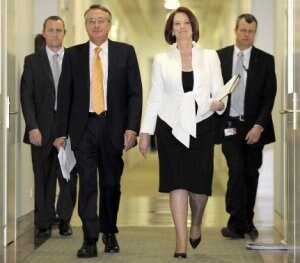 Julia Gillard camina junto al viceprimer ministro, Wayne Swan, ayer en Camberra. ::                             AP