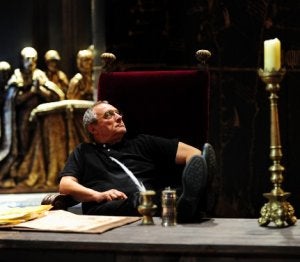 Giancarlo del Monaco en un descanso de los ensayos de 'Don Carlo' en el Euskalduna. ::                             BORJA AGUDO