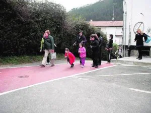Los centros escolares del barrio de Ongarai intentarán poner en marcha el 'camino escolar'. ::
A. L.
