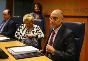 Rodolfo Ares, ayer, en una comisión parlamentaria junto a la socialista Joana Madrigal. ::                             JESÚS ANDRADE