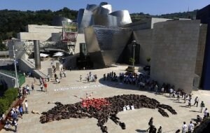 Protesta antitaurina junto al Guggenheim durante la pasada Aste Nagusia. ::
FERNANDO GÓMEZ