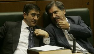El lehendakari López y Eguiguren durante un Pleno en el Parlamento vasco. ::
BLANCA CASTILLO