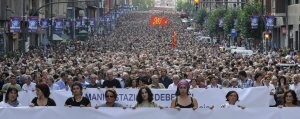 Decenas de miles de personas participaron ayer en la manifestación que recorrió el centro de Bilbao en contra de ilegalización de movilizaciones en favor de los derechos humanos, civiles y políticos. ::                             FERNANDO GÓMEZ