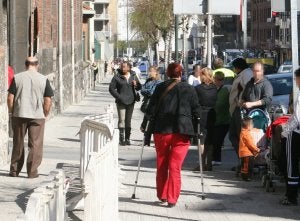 16.356 vecinos de la villa se ven obligados a recurrir cada mes a las ayudas sociales que gestionan desde el Ayuntamiento. ::                             LUIS CALABOR