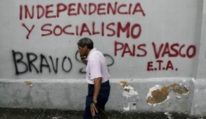 Pintadas en favor de ETA y la independencia de Euskadi realizadas en una calle de Caracas. ::
AP