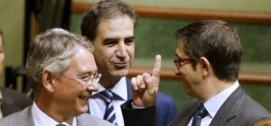 El lehendakari López, ayer, en el Parlamento con los populares Antón Damborenea y Leopoldo Barreda. ::                             EFE