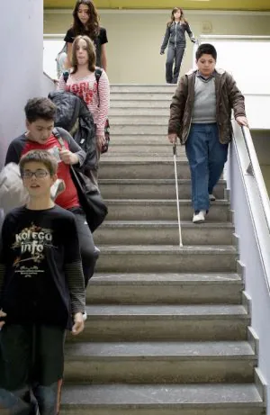 Natxo baja las escaleras del instituto Miguel de Unamuno. :: FOTOGRAFÍAS: IGNACIO PÉREZ