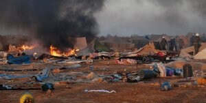 Aspecto que presentaba el campamento saharaui de Gdaim Izik tras ser desalojado por las fuerzas marroquíes a primeras horas de la mañana de ayer . ::                             AFP