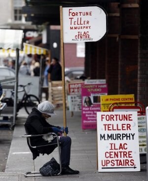 Una joven anuncia un centro de adivinación del futuro en una calle de Dublín. ::
REUTERS