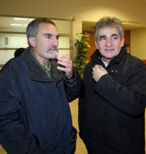 Xabier Lete y Bernardo Atxaga, hace dos años en el funeral de Mikel Laboa . ::                             M. FRAILE