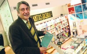 José María Menéndez, con su libro entre las manos, durante la presentación del mismo en Santos Ochoa. ::
ALFREDO IGLESIAS