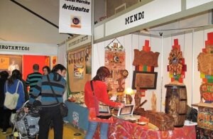 La Feria de Artesanía, que cumple su decimoquinta edición, cerrará sus puertas esta tarde. ::
M. A.