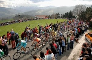 Aficionados animan al pelotón en una etapa de la última Vuelta al País Vasco. ::
EL CORREO