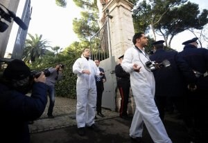 Especialistas de la Policía italiana abandonan la legación diplomática suiza tras recoger pruebas del ataque con un paquete bomba. ::                             AFP