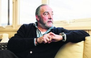 Rafael Alcaraz, en un momento de la entrevista, en Getxo. El forense luce unas manos muy cuidadas, aunque «con el talco se me cuarteaban mucho». ::                             PEDRO URRESTI