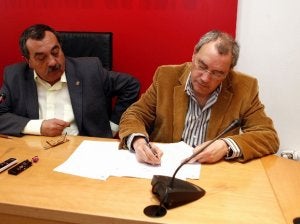 Fernando Campo y José Javier Merino en el salón de plenos del Ayuntamiento mirandés. ::
AVELINO GÓMEZ