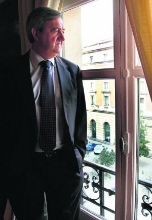 El consejero de Economía, Carlos Aguirre, en las oficinas de la Bolsa de Bilbao. ::                             TELEPRESS