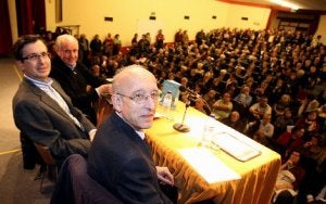 José Antonio Pagola, al fondo, César Coca y Rafael Aguirre, en un salón abarrotado. ::                             JORDI ALEMANY