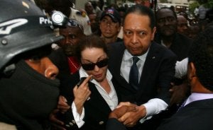 Jean-Claude Duvalier y su esposa, Veronique Roy, llegan a la Fiscalía de Puerto Príncipe para ser interrogados. ::
AFP