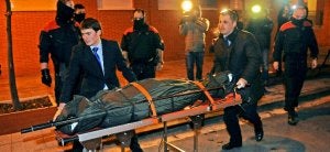 Los dos cadáveres fueron trasladados al Anatómico Forense pasadas las nueve de la noche. ::                             IOSU ONANDIA