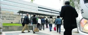 Funcionarios del Gobierno vasco acuden a sus puestos de trabajo. ::                             IGOR AIZPURU
