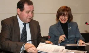 El responsable francés Max Brisson firma el convenio con la consejera Urgell en Bayona. ::                             MIKEL FRAILE