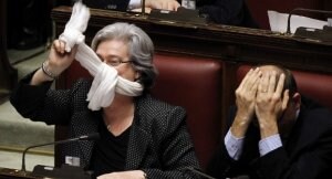La líder del opositor Partido Democrático, Rosy Bindi, hace un gesto de protesta en la sesión de ayer en el Parlamento italiano::                             REUTERS