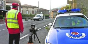 Un agente de la Ertzaintza controla la velocidad de los vehículos con un radar móvil en una carretera del País Vasco ::                             BORJA AGUDO