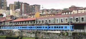 Una unidad de Euskotren con cinco coches sale de la estación de Atxuri en dirección al Duranguesado. ::                             BORJA AGUDO