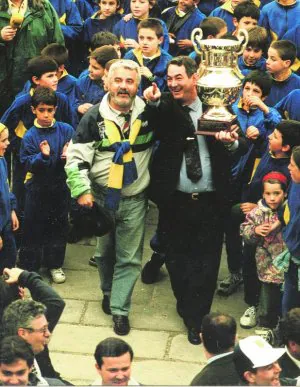 Juantxo Villarreal y Beñardo García, con la Copa de Europa ganada en 1995.