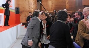 López besa a su mujer, Begoña Gil, tras felicitarla por su cumpleaños al término del cónclave electoral del PSE. ::                             FERNANDO GÓMEZ